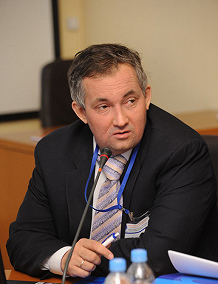 Докладчик Дмитрий Белоусов, руководитель направления анализа и прогнозирования макроэкономических процессов ЦМАКП